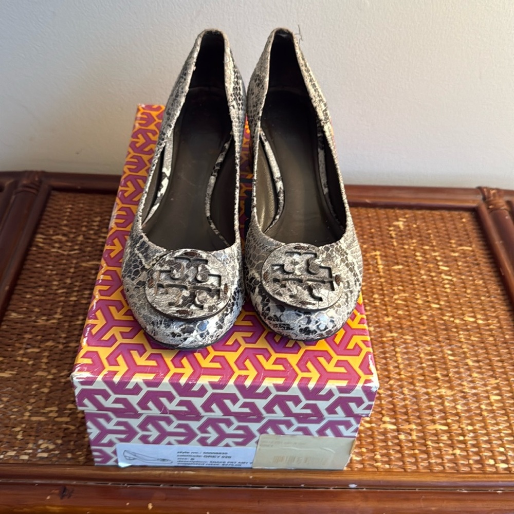 Tory Burch Amy Snakeskin Pump, size 6